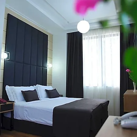 Comfort Center 2* تيرانا